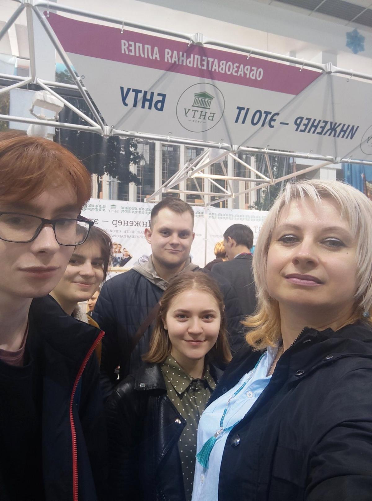 Студенты-экологи ФГДЭ на выставке &laquo;ТИБО-2023&raquo; совместно с куратором гр. 10203122 доцентом <em><strong>Н. В. Зык</strong></em>